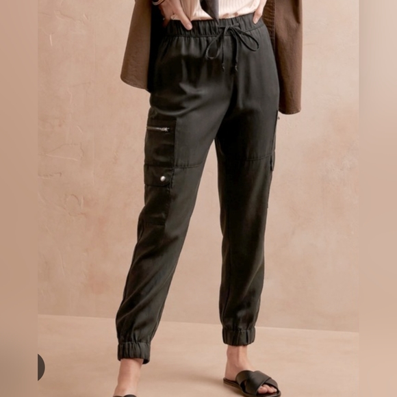 ๐3/$50๐ Banana Republic PETITE CARGO JOGGER - Picture 1 of 8